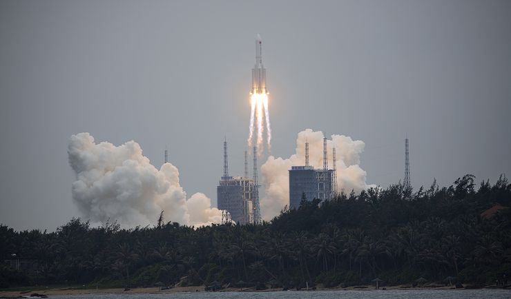 Chińska rakieta coraz bliżej Ziemi. Kiedy i gdzie uderzy?