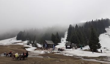 Beskidy. W górach wciąż sporo śniegu. Warunki na szlakach trudne