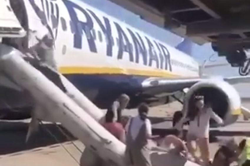 Wybuch w samolocie Ryanaira. Pasażerowie w panice opuszczali maszynę