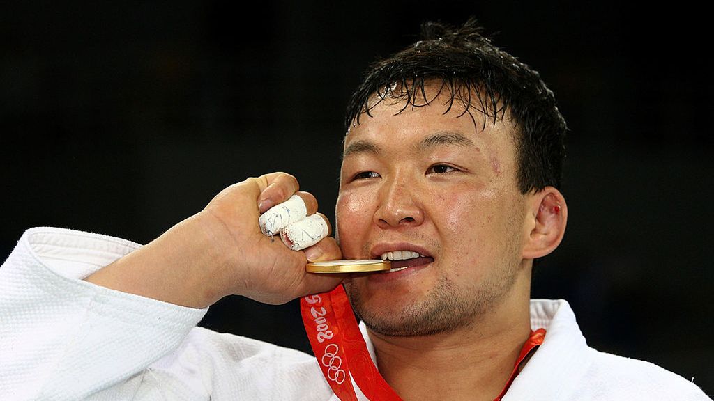 Zdjęcie okładkowe artykułu: Getty Images / Quinn Rooney / Na zdjęciu: Naidangiin Tuvshinbayar po wygraniu złota igrzysk w Pekinie