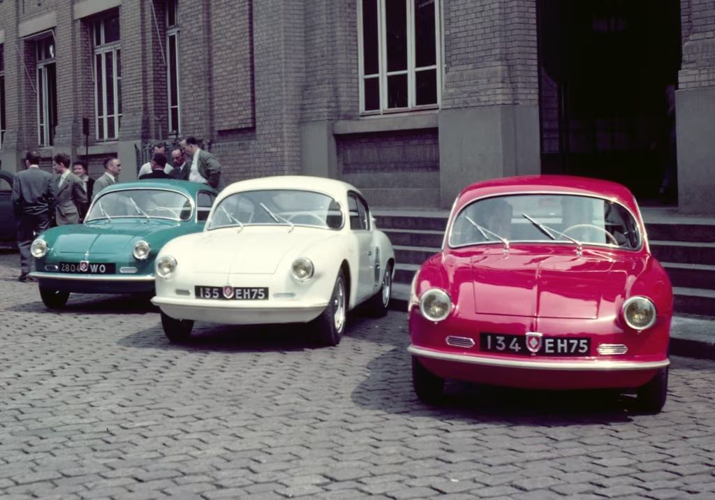 Trzy egzemplarze pierwszego modelu Alpine - A106 - w barwach Francji