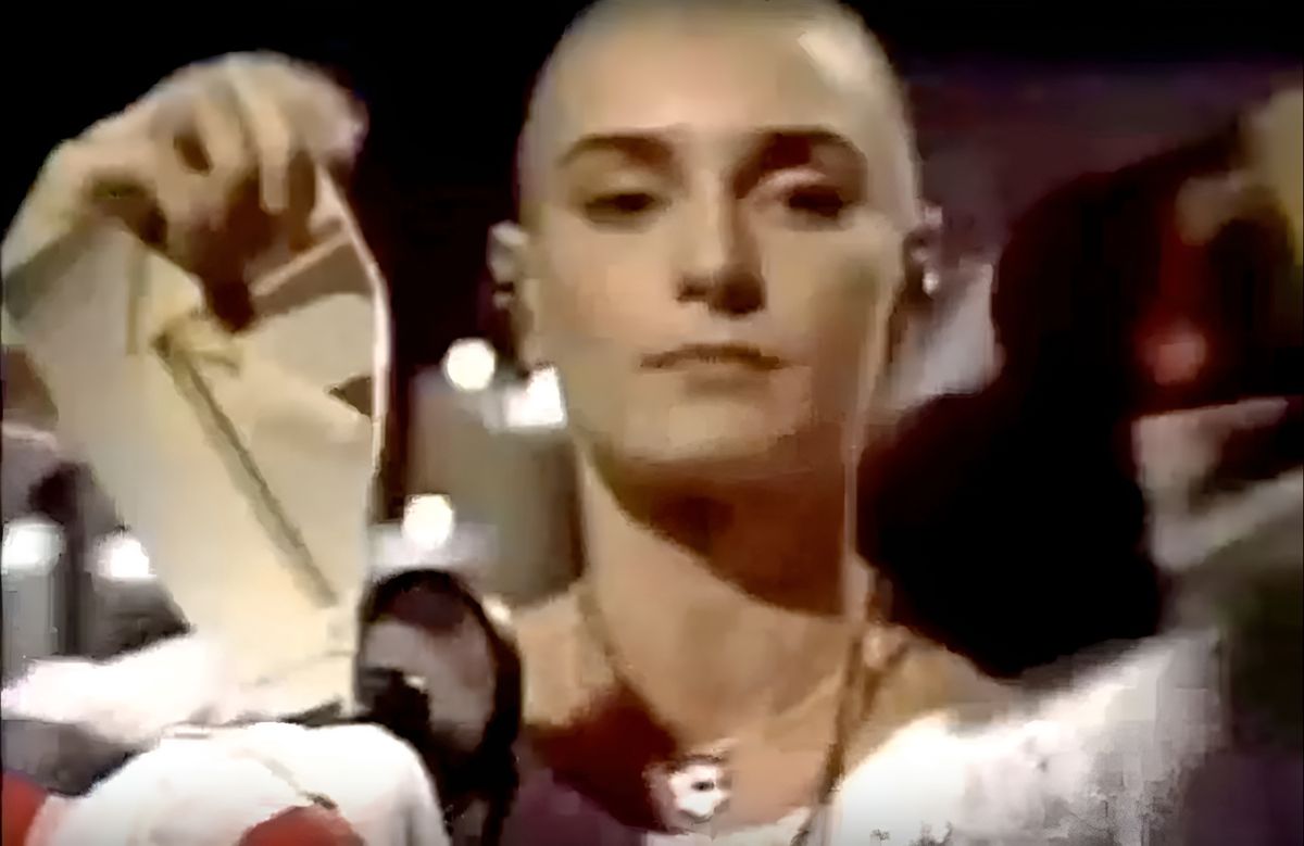 Sinéad O’Connor zniszczyła zdjęcie papieża Jana Pawła II. Wszyscy się od niej odwrócili