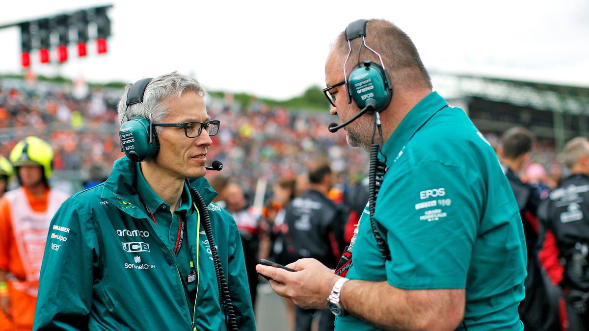 Materiały prasowe / Aston Martin / Na zdjęciu: Mike Krack (po lewej) w rozmowie z inżynierem