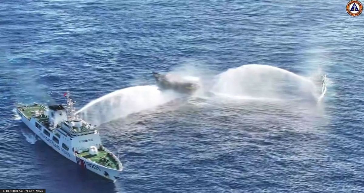 Kadr z wideo wykonanego 5 marca 2024 r. i opublikowanego przez Filipińską Straż Przybrzeżną. Statki chińskiej straży przybrzeżnej użyły armatek wodnych przeciwko filipińskiej łodzi 
