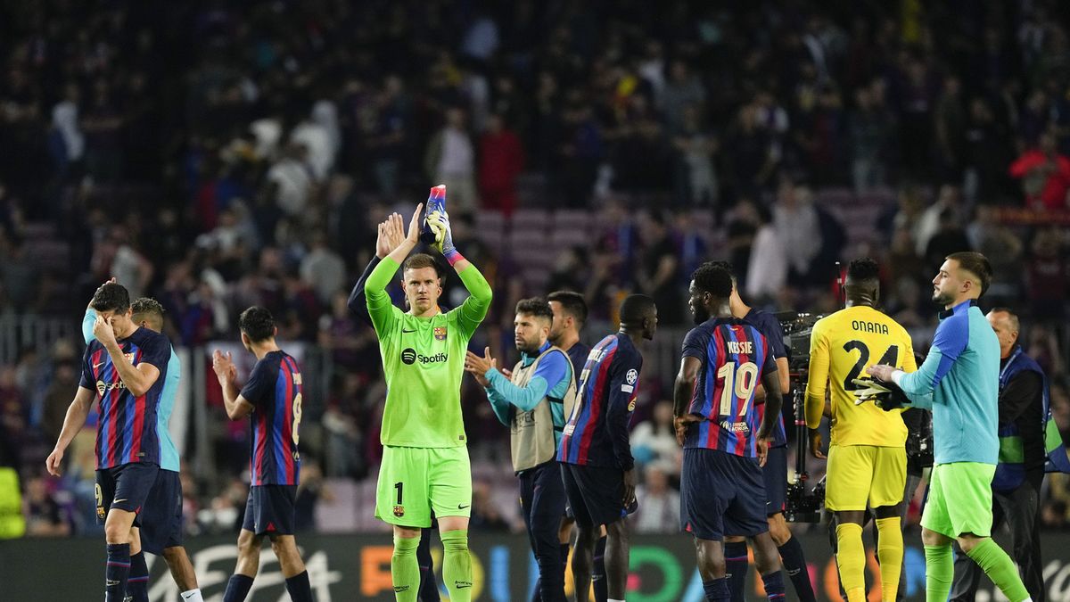 PAP/EPA / Alejandro Garcia / Na zdjęciu: Piłkarze FC Barcelony.