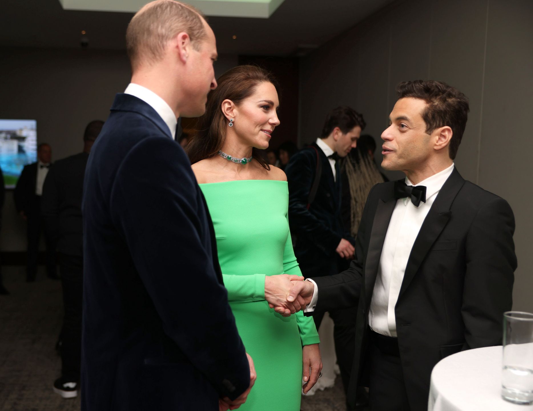 Kate Middleton i książę William gawędzą ze znanymi znajomymi podczas 2022 Earthshot Prize
