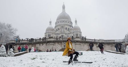 Francja. Zimowa ślizgawka na wzgórzu Montmartre w Paryżu