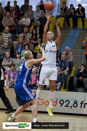 Jelena Velinović (na zdjęciu) postanowiła spędzić kolejny sezon w Enerdze Toruń