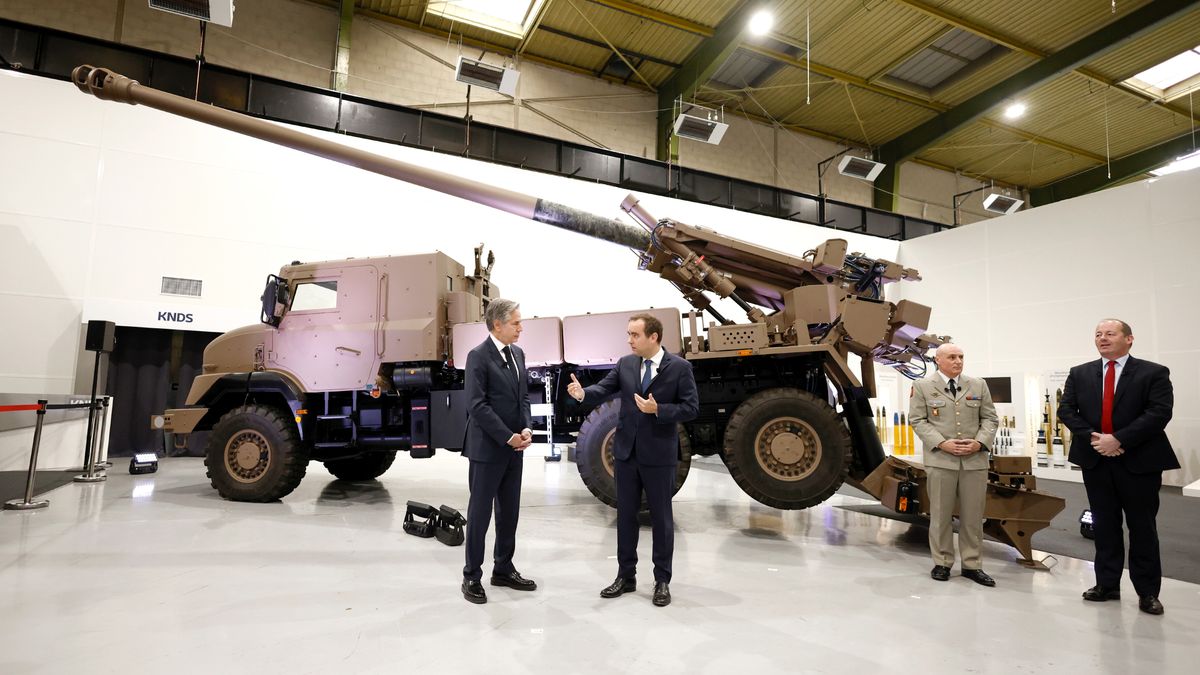 Antony Blinken podczas wizyty w fabryce Nexter w Wersalu, która produkuje samoboieżne haubicoarmaty Caesar