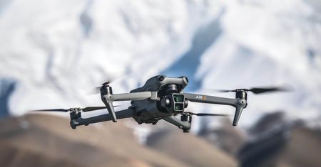 Taki jest DJI Air 3. Potężne maleństwo z dwiema kamerami