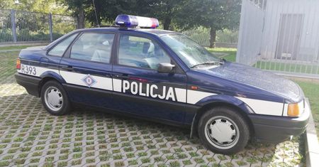 Policjanci oszuści. Przerobili Passata na radiowóz