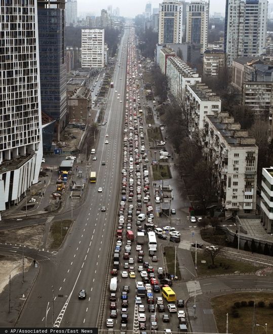 Rosja zaatakowa?a Ukrain?Traffic jams are seen as people leave the city of Kyiv, Ukraine, Thursday, Feb. 24, 2022. Russian President Vladimir Putin on Thursday announced a military operation in Ukraine and warned other countries that any attempt to interfere with the Russian action would lead to "consequences you have never seen." (AP Photo/Emilio Morenatti)AP