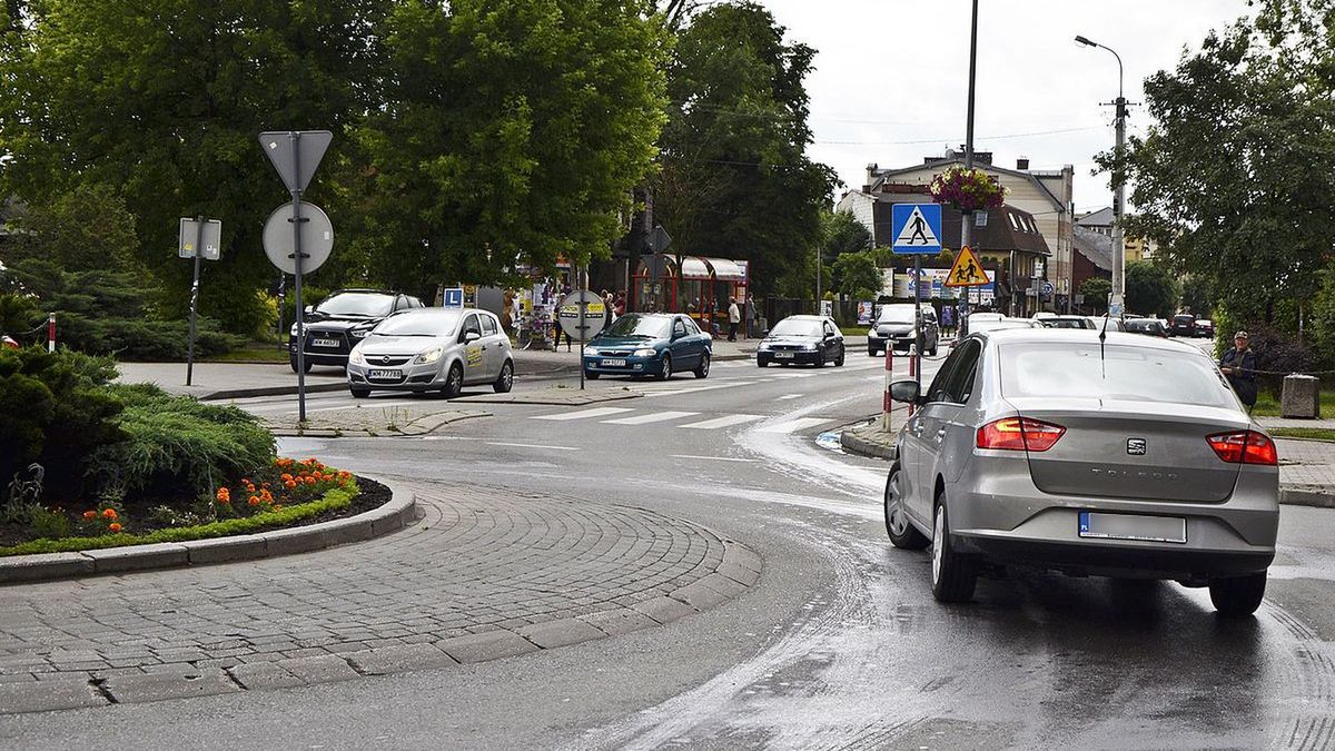 Kierunkowskaz na rondzie tylko przy zmianie pasa ruchu lub omijaniu przeszkody