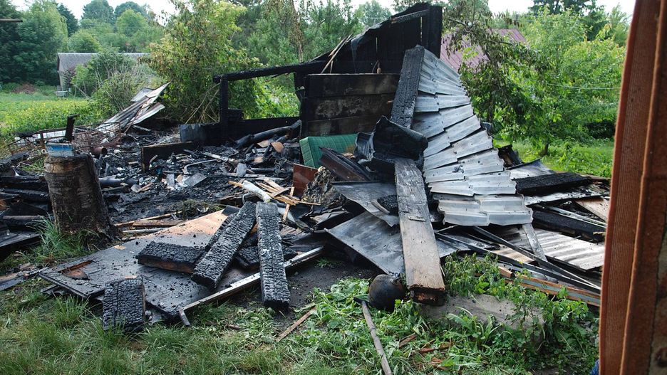 Mężczyzna podpalił sąsiadowi wychodek
