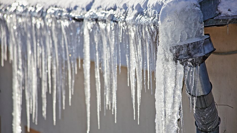 Śnieg i sople lodu stanowią niebezpieczeństwo dla człowieka