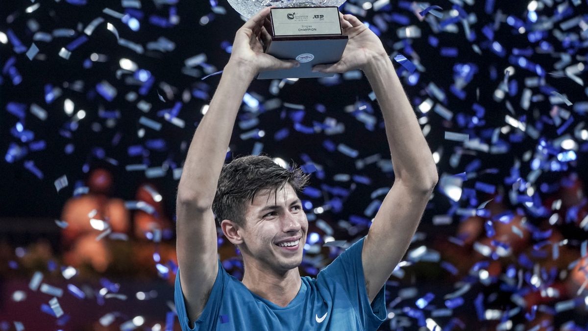 Zdjęcie okładkowe artykułu: PAP/EPA / WALLACE WOON / Na zdjęciu: Alexei Popyrin, mistrz Singapore Tennis Open 2021