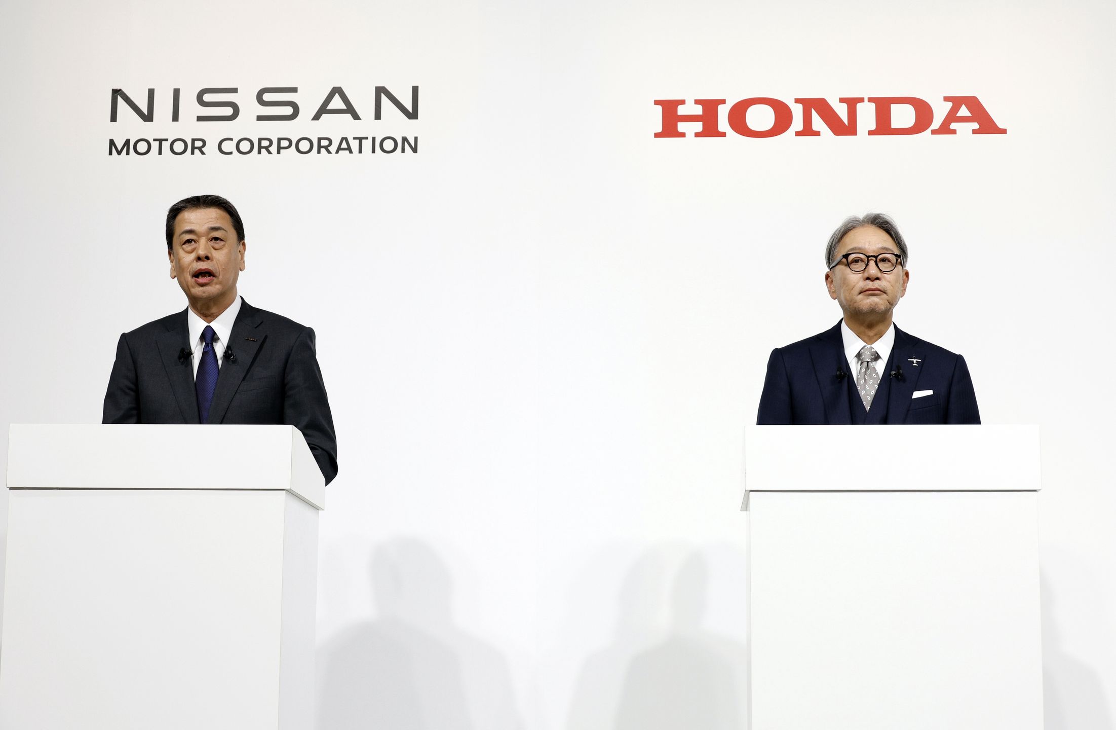 (FILE) - Nissan Motor Co. President and CEO Makoto Uchida (L) and Honda Motor Co. President Toshihiro Mibe attend a joint conference in Tokyo, Japan, 23 December 2024 (reissued 05 February 2025). In December 2024, Nissan, Honda and Mitsubishi Motors signed a memorandum of understanding (MOU) to explore Mitsubishi Motors' potential participation and synergy-sharing in the business integration outlined in a previous MOU between Nissan and Honda, which includes the establishment of a joint holding company. On 05 February 2025, Nissan reacted to media reports stating that Nissan has withdrawn the agreement for the merger with Honda publishing a statement saying that 'based on the memorandum of understanding signed on 23 December 2024, Honda and our company are in the stage of advancing various discussions'. EPA/FRANCK ROBICHON Dostawca: PAP/EPA.