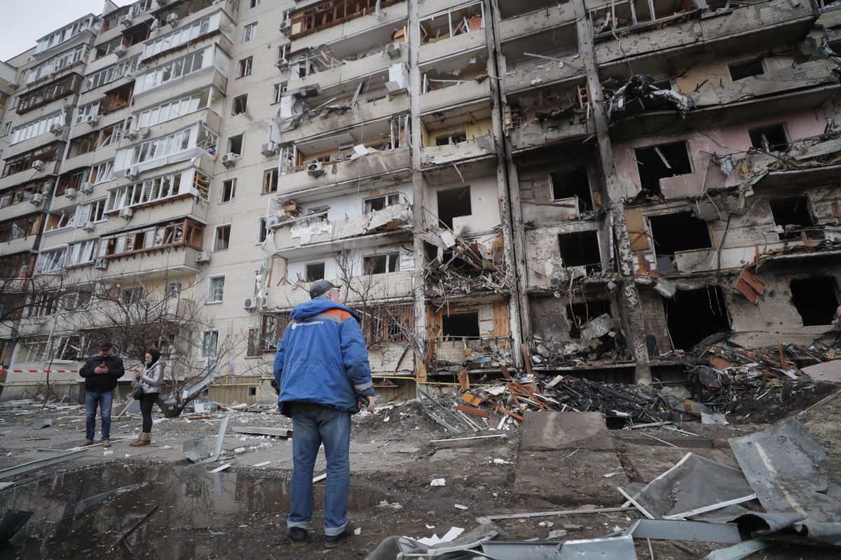 Blok w Kijowie zniszczony wskutek rosyjskiego ostrzału 