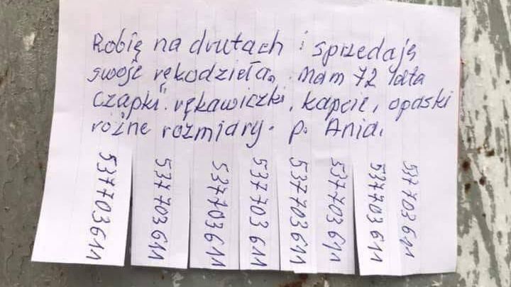 Wrocław. Sieć potrafi cuda. Zdjęcie tego ogłoszenia, umieszczone w sieci poruszyło serca internautów i wywołało gigantyczną mobilizację. Pani Ania nie ma już nic do sprzedania, pracowicie dzierga nowe wyroby (Facebook.com)