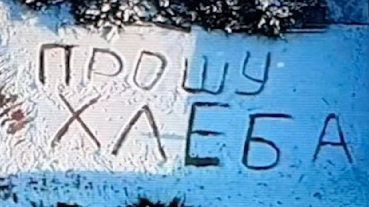 Kobieta zostawiła napisy na śniegu.