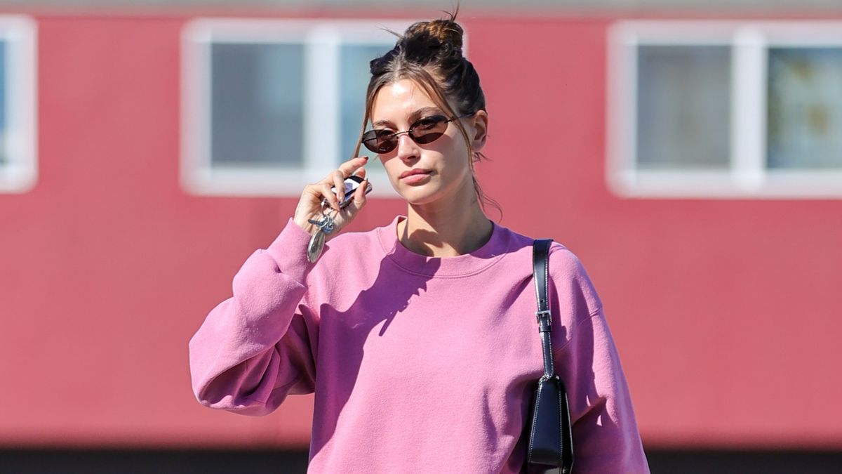 Hailey Bieber stawia na luz
