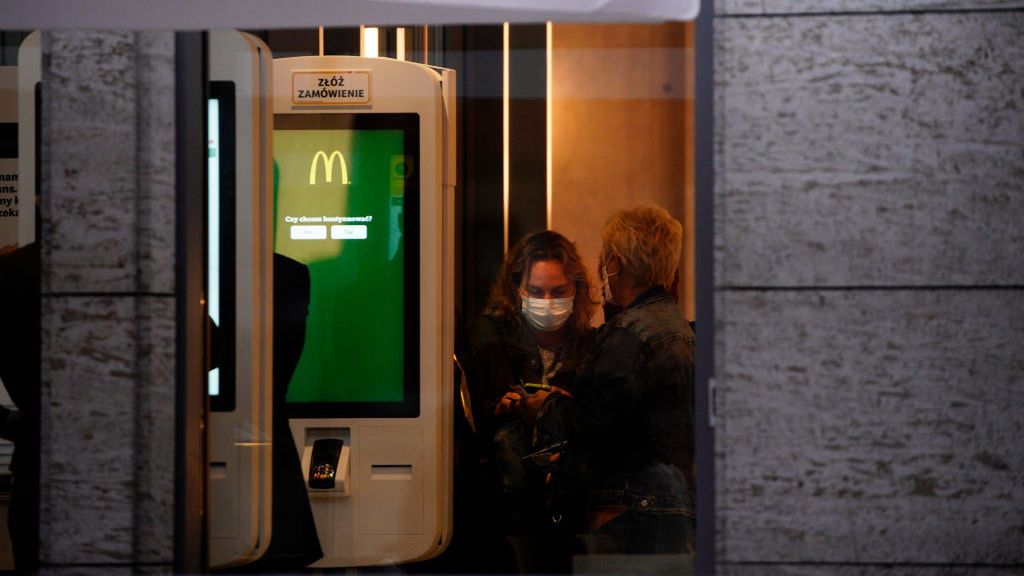 Strefa żółta. Co z restauracjami, salonami fryzjerskimi i sklepami?