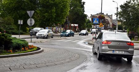 Kierunkowskaz na rondzie. Kierowcy dalej jak dzieci we mgle
