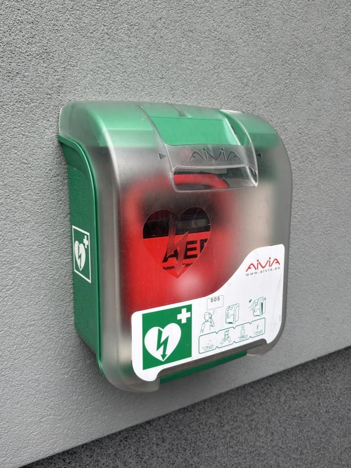 Nowy defibrylator w centrum Sierpca. To część akcji "Bezpieczny Senior"
