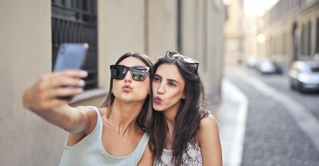 Nie pozuj do zdjęć w taki sposób. O tych trendach trzeba zapomnieć