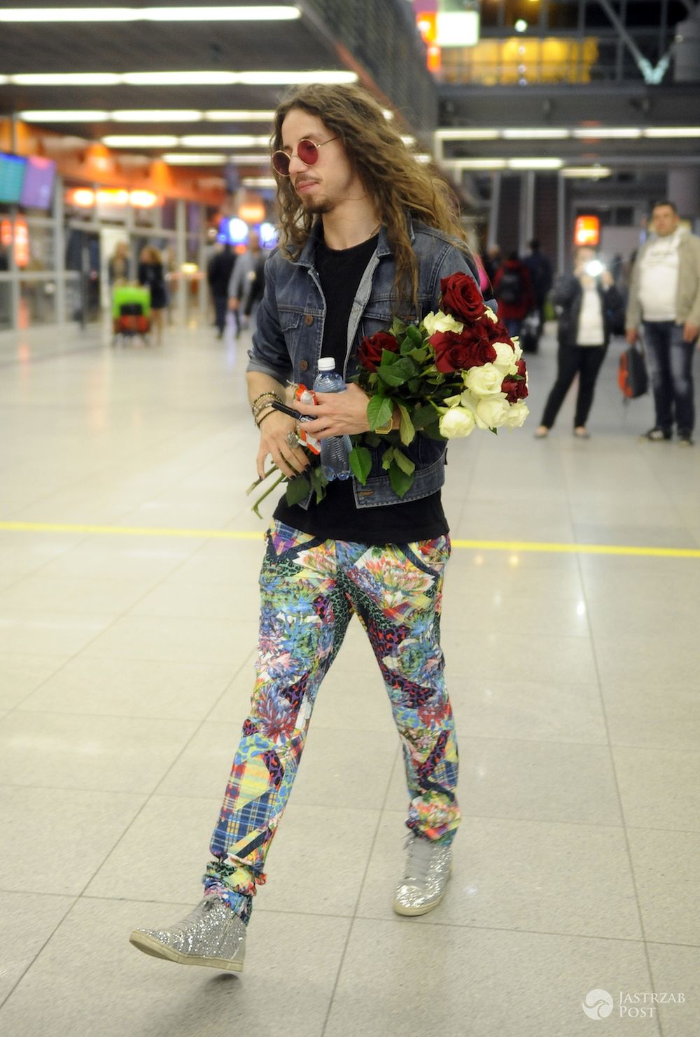 Michał Szpak na lotnisku po Eurowizji 2016