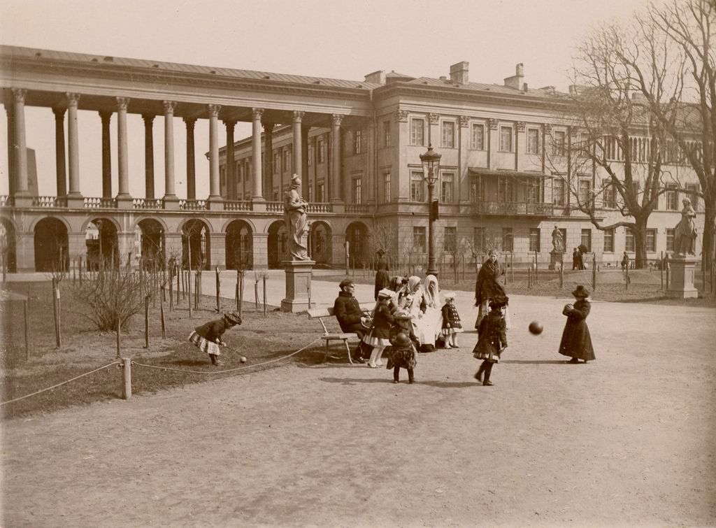 Na wystawie można również obejrzeć nasłynniejszy do tej pory panoramiczny obraz Warszawy czy pierwsze ujęcia wykonane w czasie lotu balonem. Pierwsi fotografowie stolicy pozostawili po sobie także kadry o fotoreporterskim charakterze. Obraz XIX-wiecznej Warszawy dopełniają zdjęcia gwarnych ulic, zabaw dzieci w Parku Saskim, tętniących życiem targowisk.