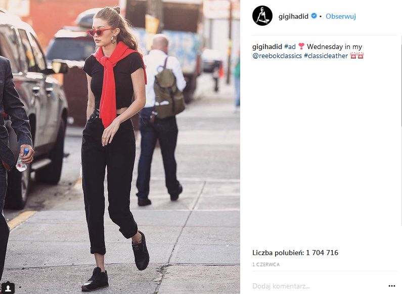 Gigi Hadid wykorzystała czarne adidasy, by stworzyć casualową stylizację, w której czerwień i czerń łączą się ze złotą biżuterią