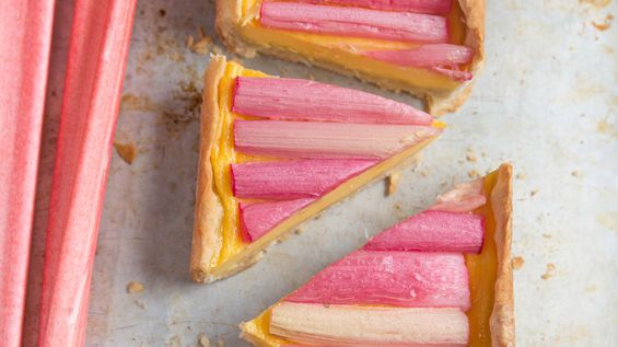 Mrożony rabarbar z dodatkiem cukru, na ciepło