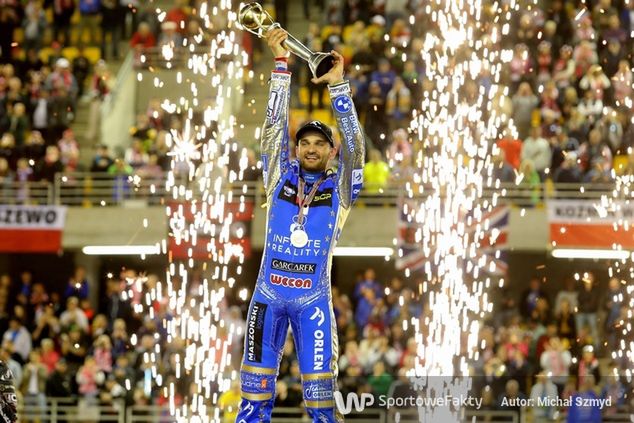 Bartosz Zmarzlik cieszący się z wygrania Indywidualnych Mistrzostw Świata