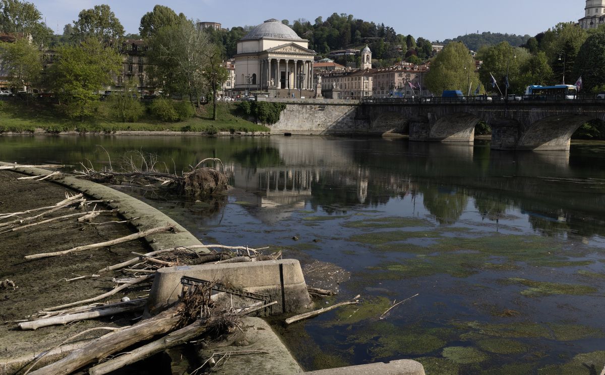 Rzeka Pad we Włoszech pokazała w wielu miejscach swoje dno. Tak niskiego poziomu wody nie było od 70 lat