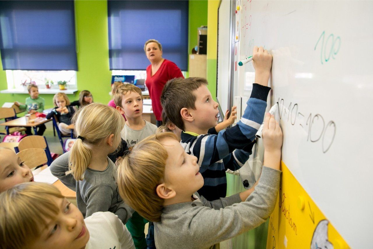 Ciekawi cię, ile zarabia nauczyciel? Poznaj stawki po podwyżkach!