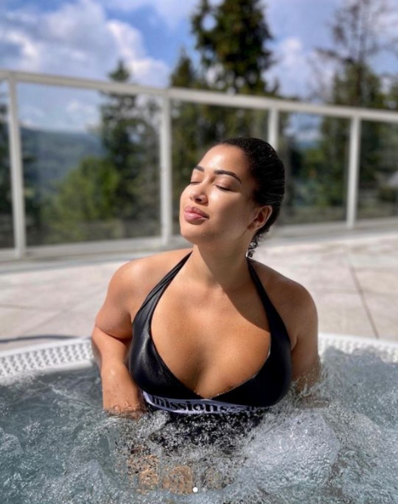 Patricia Kazadi pozuje w bikini na Santorini i odpowiada na komentarze internautów