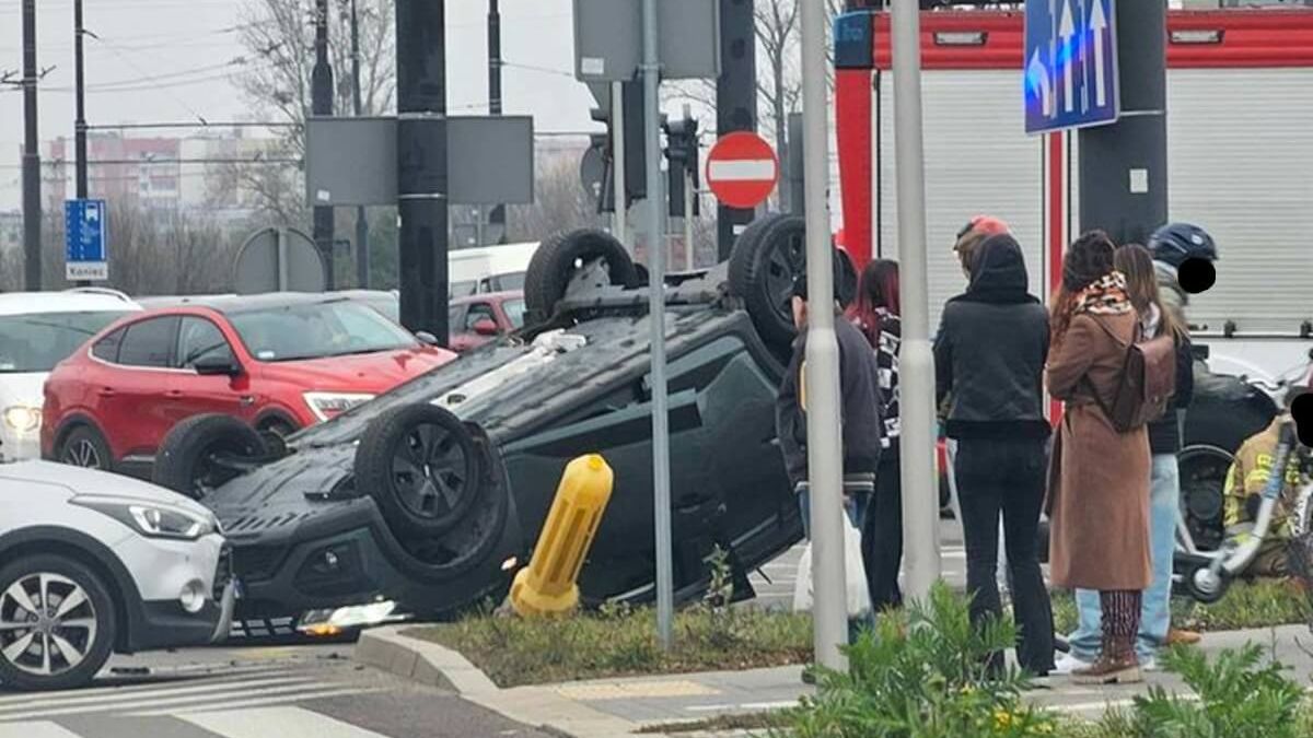 Zderzenie i dachowanie na rondzie przy Gali