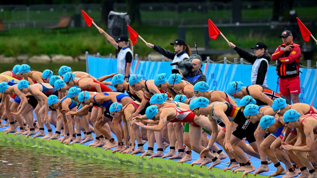 PAP/EPA / Zsolt Czegledi / Na zdjęciu: Start triathlonu