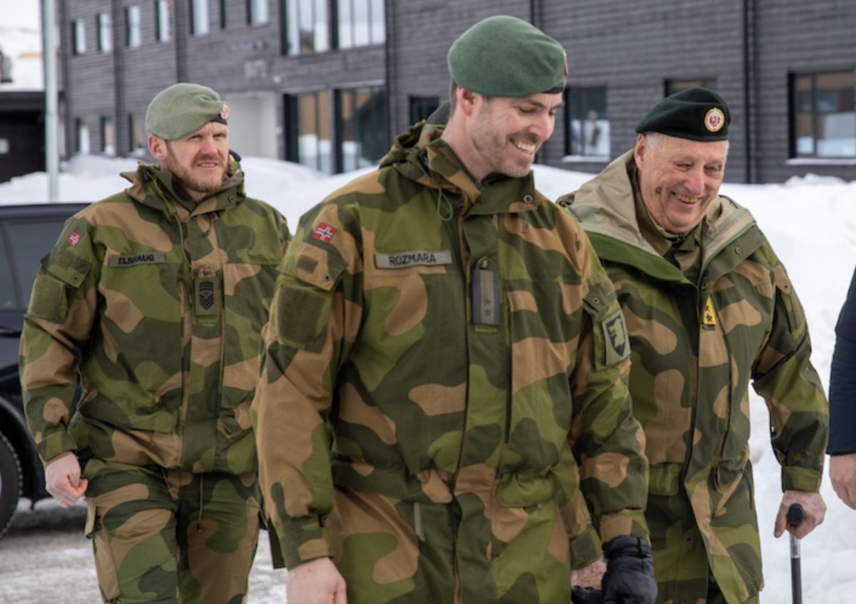 Król Norwegii Harald V odwiedził żołnierzy strzegących granicy