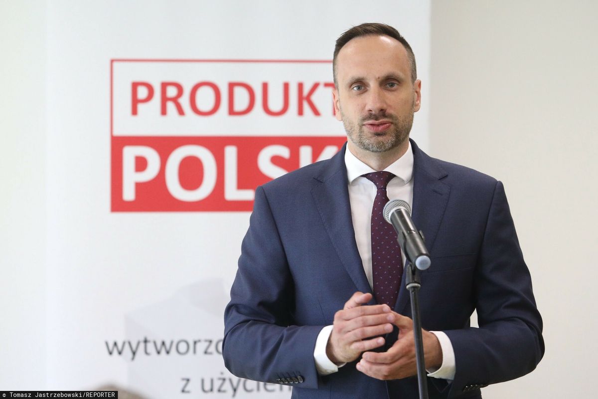 Janusz Kowalski - poseł Solidarnej Polski - domaga usunięcia niemieckich nazw na stacjach kolejowych