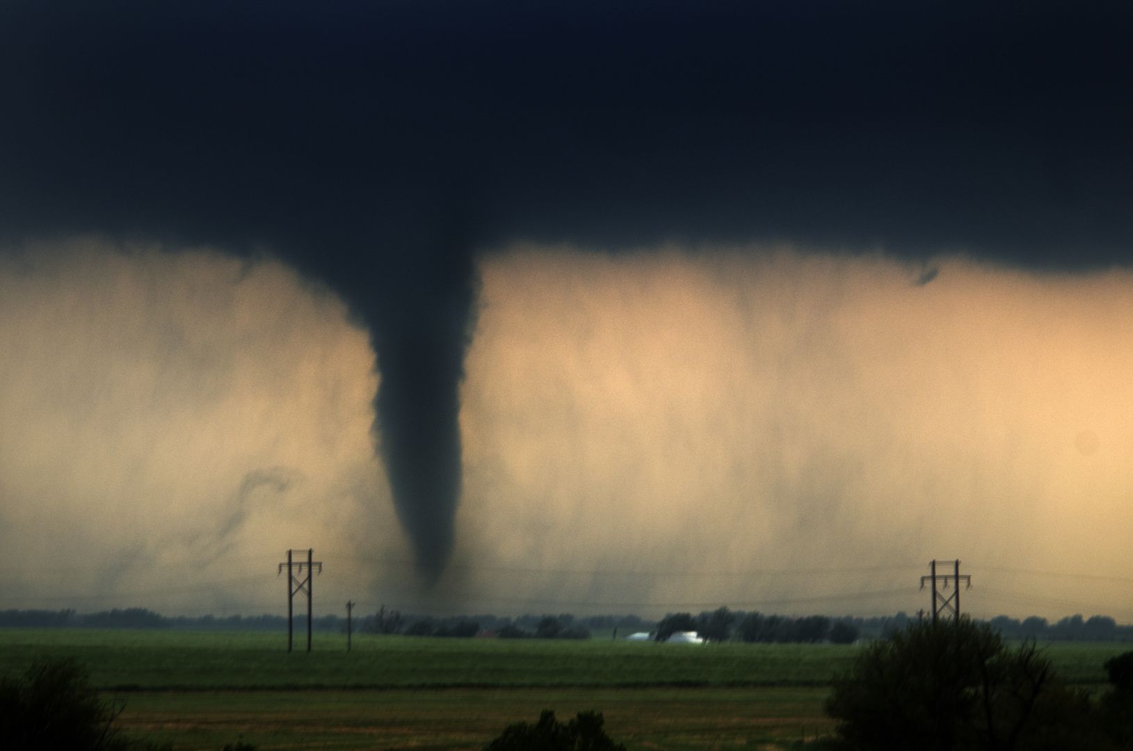 Niszczycielskie tornada pustoszą Oklahoma City. Meteorolodzy ostrzegają