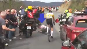 Sceny grozy na wyścigu. Mężczyzna leżał na asfalcie. Cudem go ominął