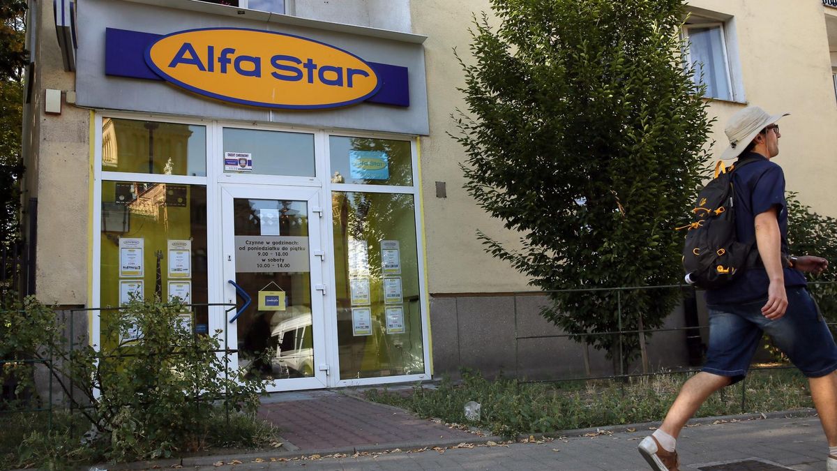 Ponad 1600 osób przebywało na wakacjach, gdy upadało biuro.