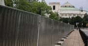 Warszawa. Sejm jak twierdza. Stalowe pręty i wysokie zasieki oddzielą Wiejską