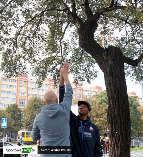 Jednym z zadań, które czekało na kibiców w niedzielę, było przybicie piątki C.J'owi Aikenowi. Dla wielu było to nie lada wyzwanie.