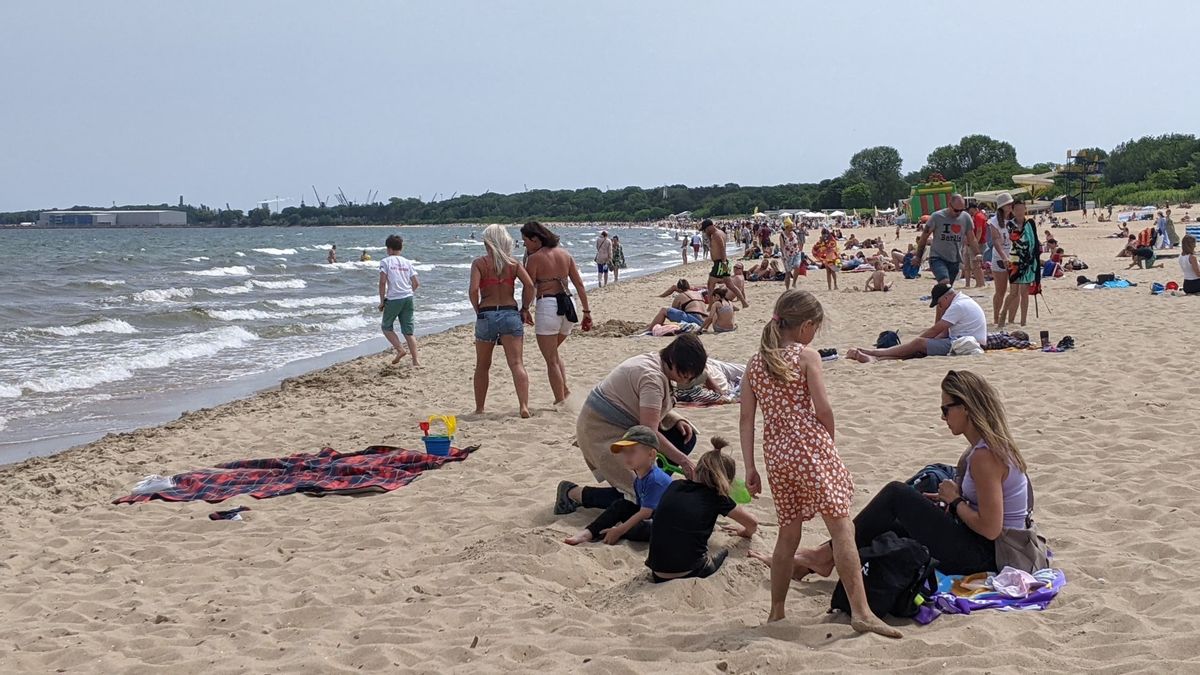 Turyści liczyli na dobrą pogodę, więc tłumnie wybrali się na plażę 