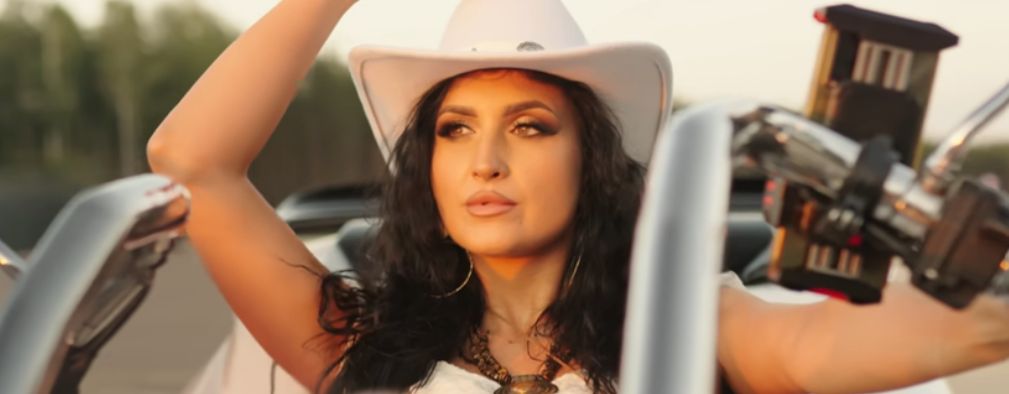 Uczestniczka "Disco Star" w swoim teledysku