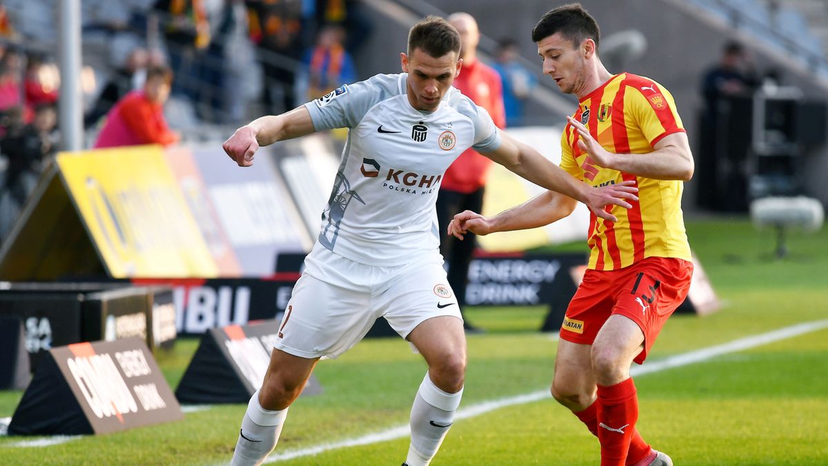 PAP/EPA / Piotr Polak / Na zdjęciu: zawodnik Korony Kielce Oliver Petrak (z prawej) i Bartosz Kopacz (z lewej) z KGHM Zagłębia Lubin