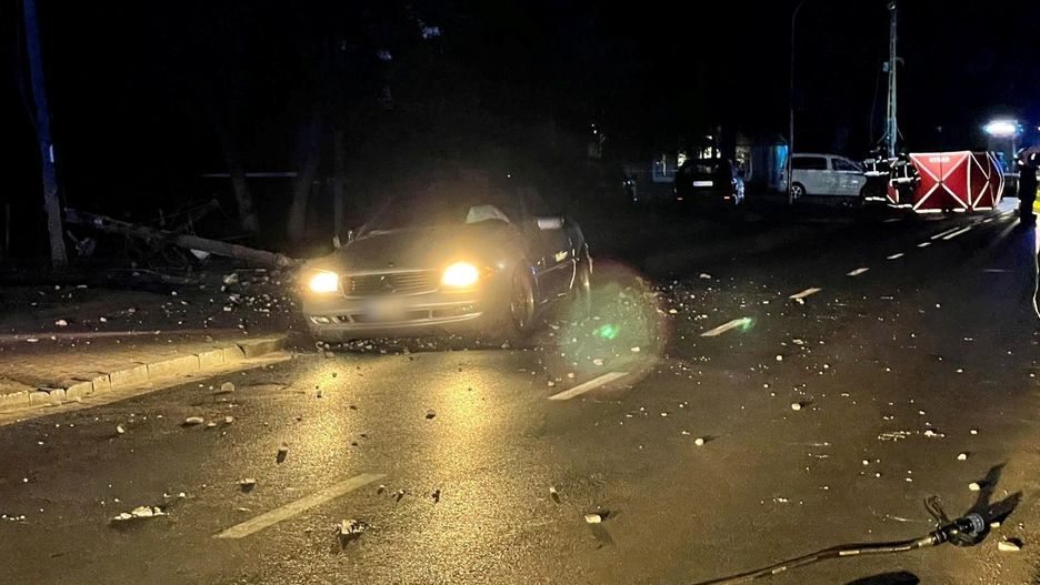 Wypadek w Kobylce
21.07.2022 Kobylka (woj.mazowieckie), ul. Reczajska . Sluzby na miejscu smiertelnego wypadku drogowego . Mercedes kabriolet uderzyl w kraweznik , dwie osoby nie zyja  ( w momecie kolizjij mezczyzni siedziela na bagazniku ). Kierowca i pasazer zbiegli z miejsca wypadku , sa poszukiwani .
Fot. Dariusz Borowicz / Agencja Wyborcza.pl
Fot. Dariusz Borowicz / Agencja Wyborcza.pl
/FR/, cabrio, sluby, kraksa, wypadek smiertelny